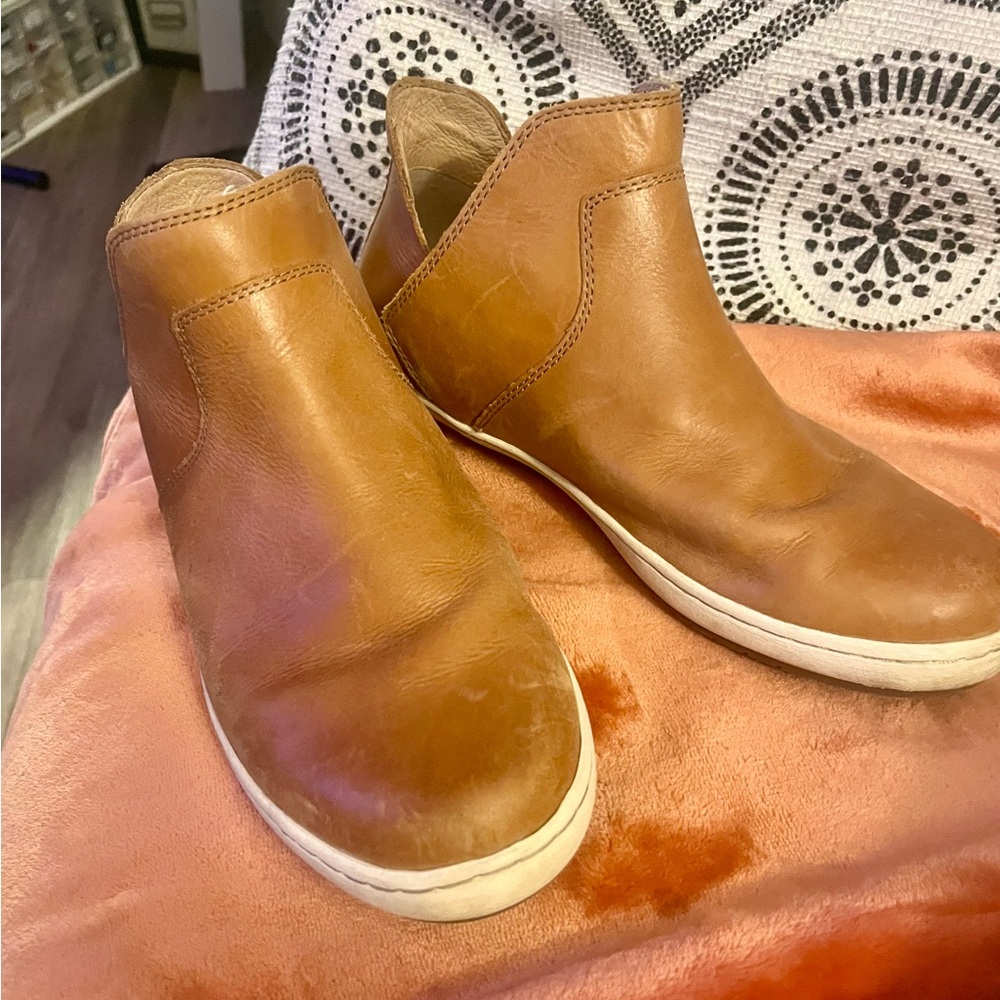 Taos Unity Leather Slip-On Sneakers Women’s 8 Tan Comfort Arch Support